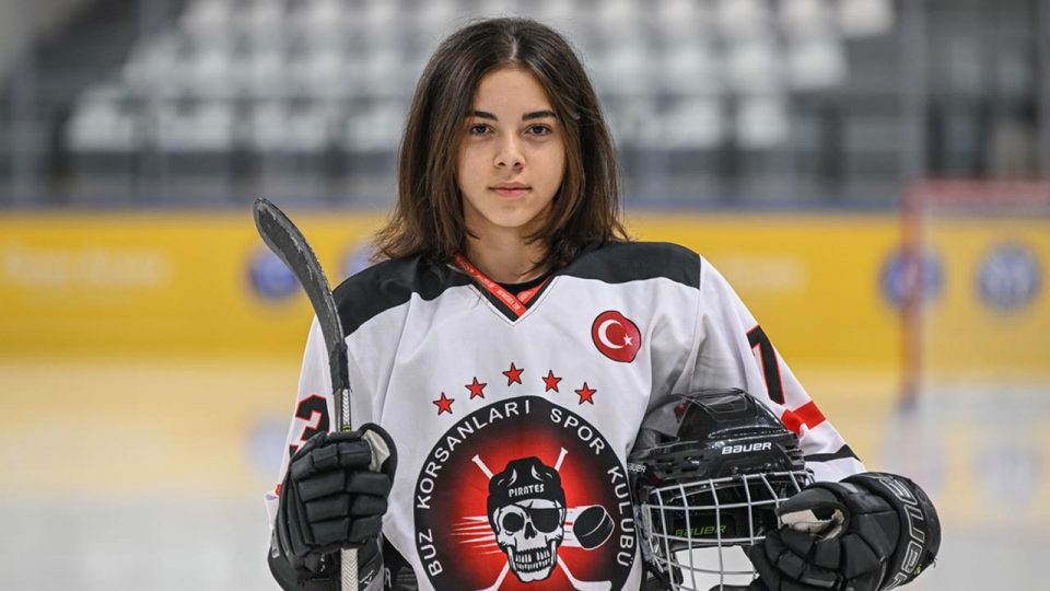 Avrupa’ya 15 yaşında transfer olan buz hokeyi oyuncusu gelecekten umutlu