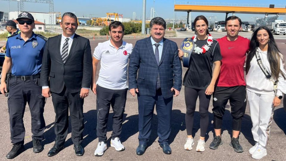 Dünya şampiyonu Buse Tosun Çavuşoğlu Yalova’da coşkuyla karşılandı
