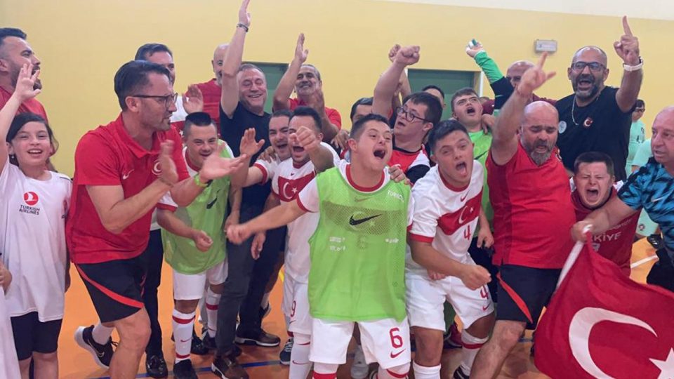 Fenerbahçe’den Down Sendromlu Futsal Milli Takımı’na forma jesti