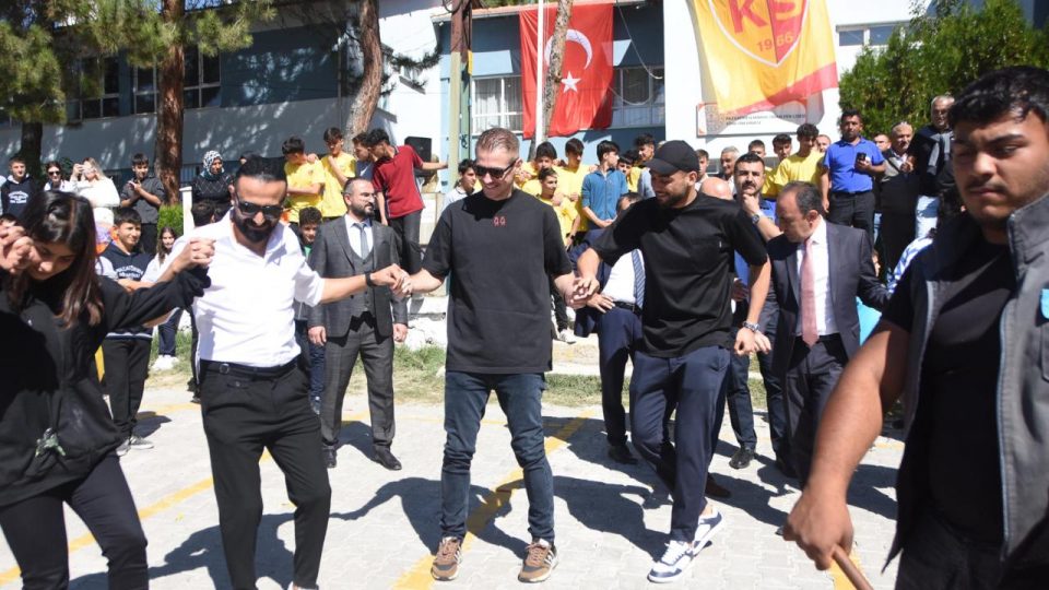 Kayserisporlu futbolcular öğrencilerle halay çekti