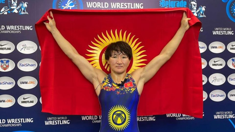 Kırgız güreşçi Tınıbekova 3. kez dünya şampiyonu olarak ülke tarihe geçti