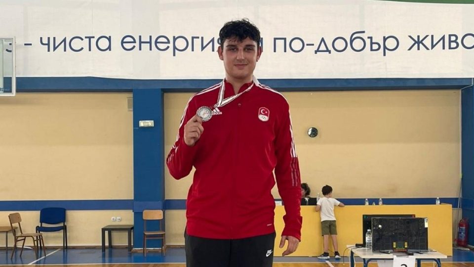 Milli eskrimci Tolga Aslan Bulgaristan’da gümüş madalya kazandı