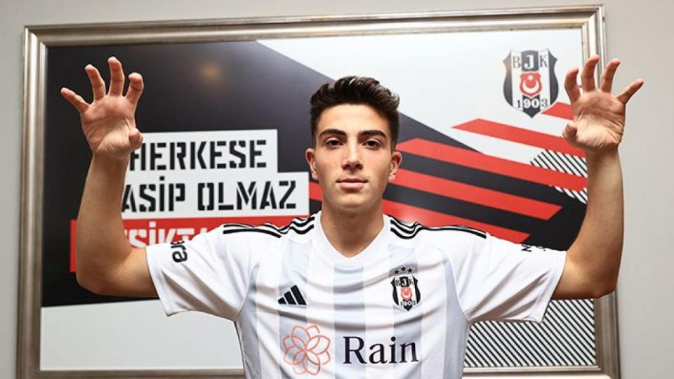 Beşiktaş Yakup Arda Kılıç’la profesyonel sözleşme imzaladı