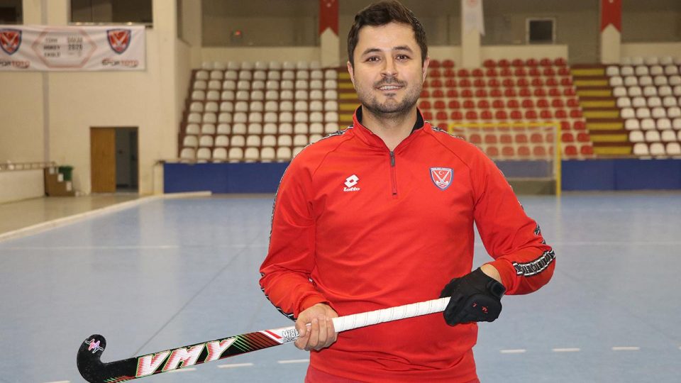 Tavsiye ile başladığı hokeyde hem milli oyuncu hem de antrenör oldu