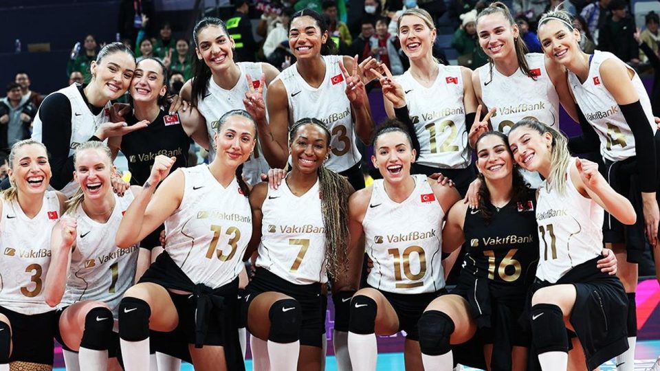 VakıfBank lider olarak yarı finalde