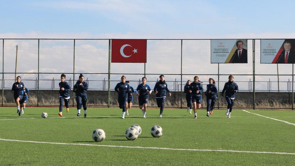 Yüksekova Kadın Futbol Takımı’nın hedefi 1. Lig